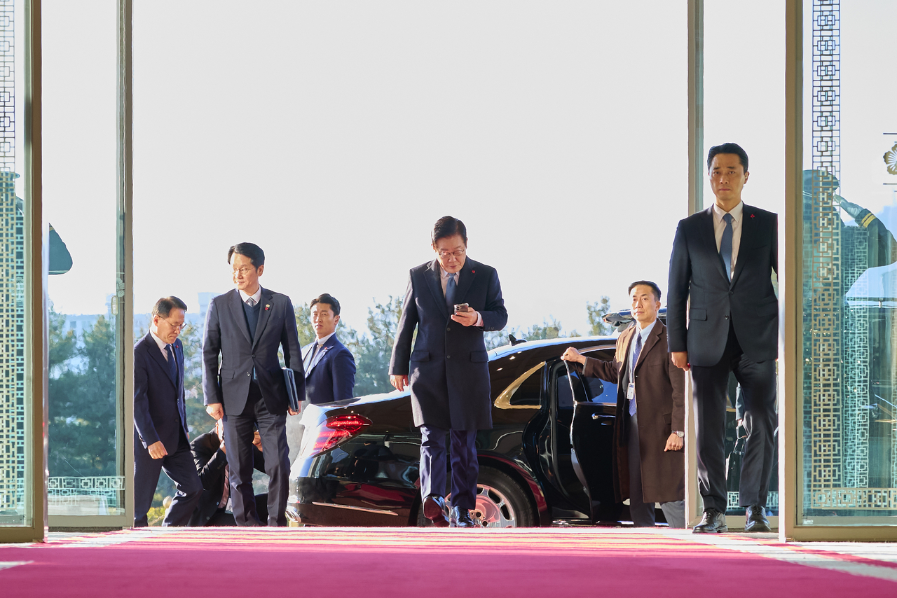 President Lee Jae Myung (center) commutes to the presidential office in Yongsan-gu, Seoul, Friday. (Presidential office)