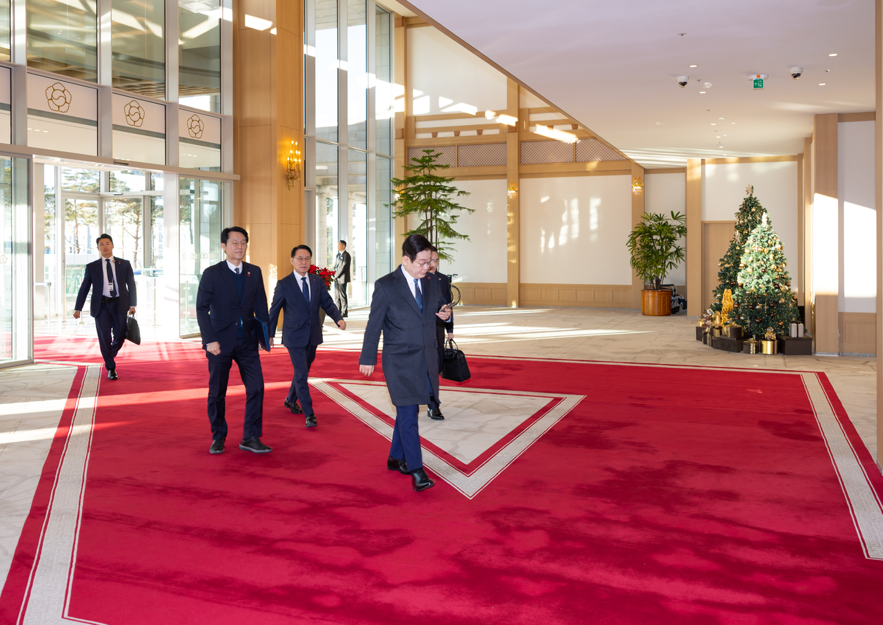 President Lee Jae Myung (center, front) enters the presidential office in Yongsan-gu, Seoul, Friday. (Presidential office)