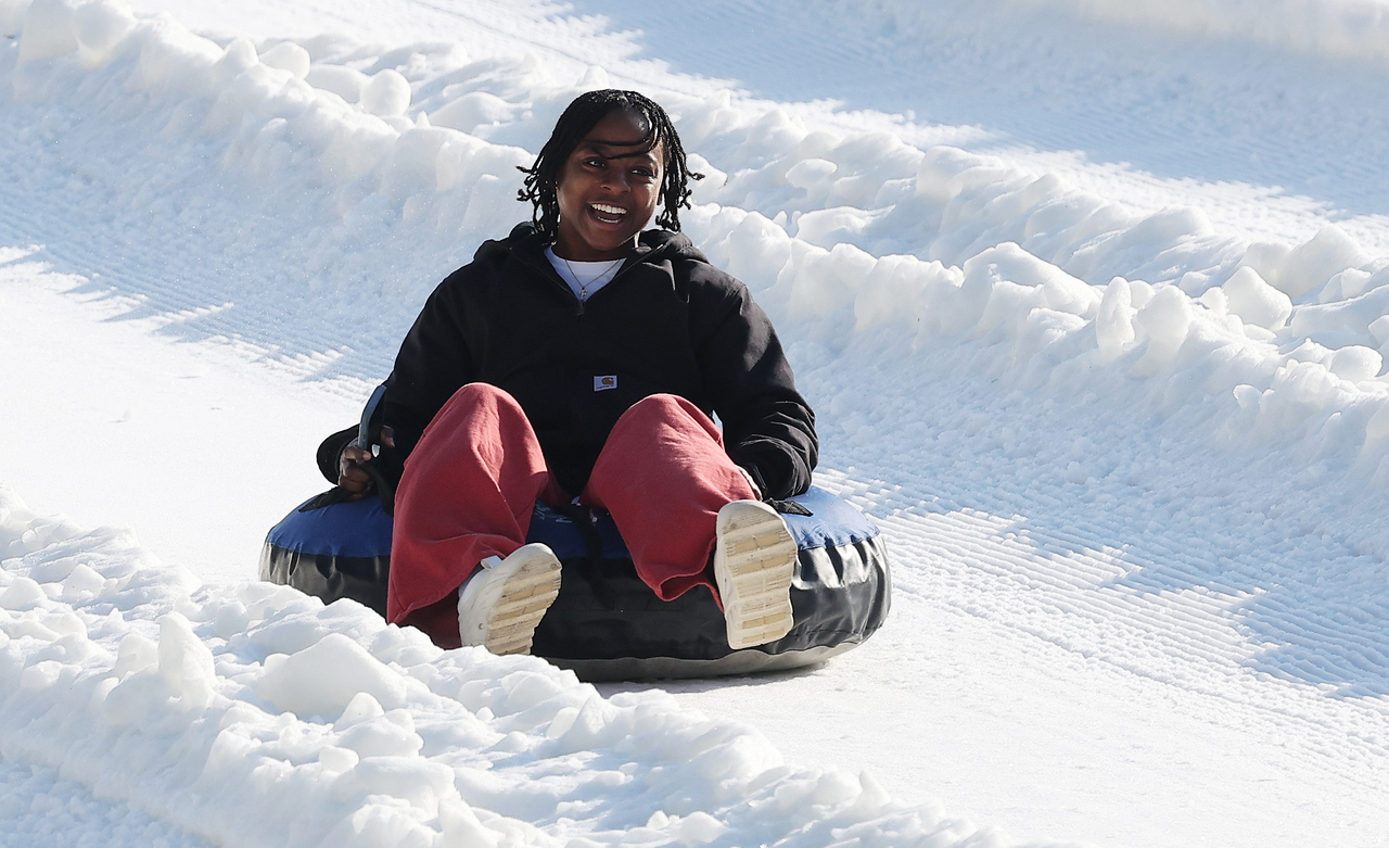 A foreigner rides a winter attraction in Everland, an amusement partk in Yongin, Gyeonggi Province, on Dec. 12. (Yonhap)
