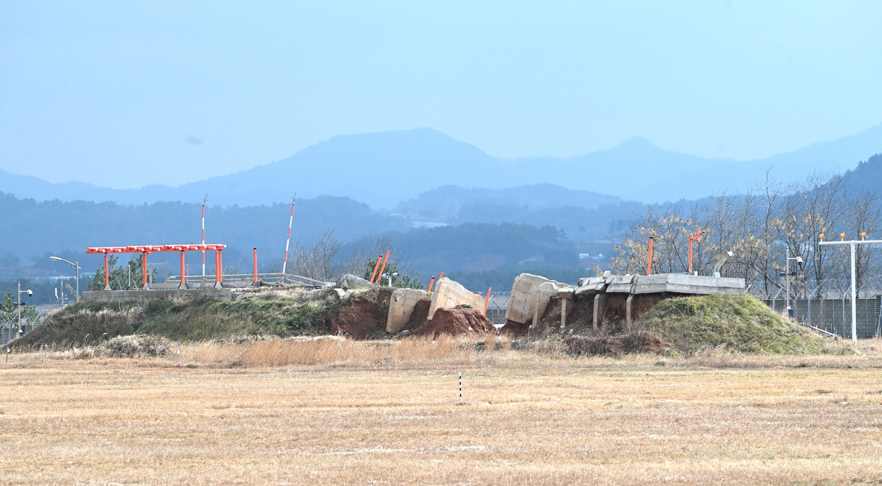 A concrete structure located 251 meters from the end of the runway at Muan International Airport in South Jeolla Province is seen on Wednesday, after being crushed in a collision with a Jeju Air jet in December 2024. The structure consisted of 19 pillars of varying heights, reaching up to 1.65 meters, supporting a concrete slab measuring 42 meters in length, 4.2 meters in width and 30 centimeters in thickness. (Newsis)