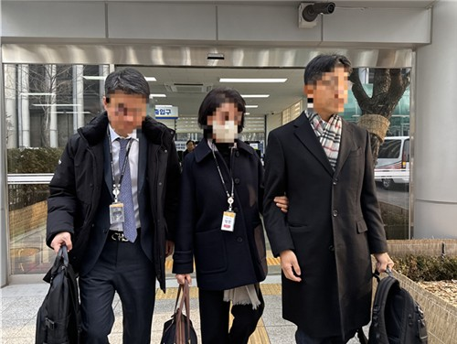 Jeong Won-ju (C), former chief secretary of Unification Church leader Han Hak-ja, appears for questioning at the national police agency headquarters in Seoul on Sunday.  (Yonhap)