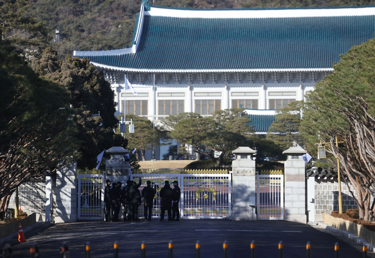Police officers are seen at the gates of Cheong Wa Dae on Dec. 21. (Yonhap)