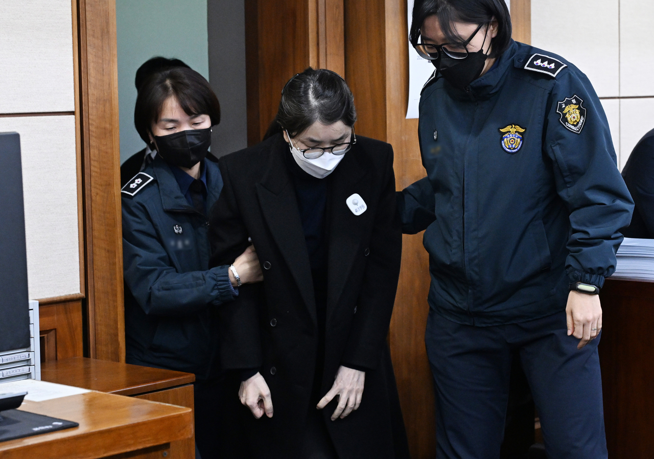 Kim Keon Hee (center) is escorted into a courtroom for her hearing at the Seoul Central District Court on Dec. 3. (Yonhap)