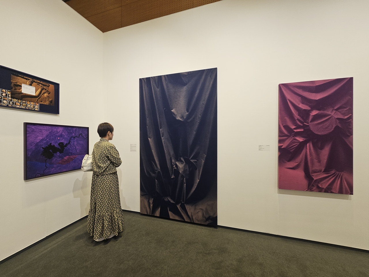 A visitor to Frieze Seoul 2025 takes a look at artworks on Sept. 3 at Coex in Gangnam-gu, Seoul. (Park Yuna/The Korea Herald)