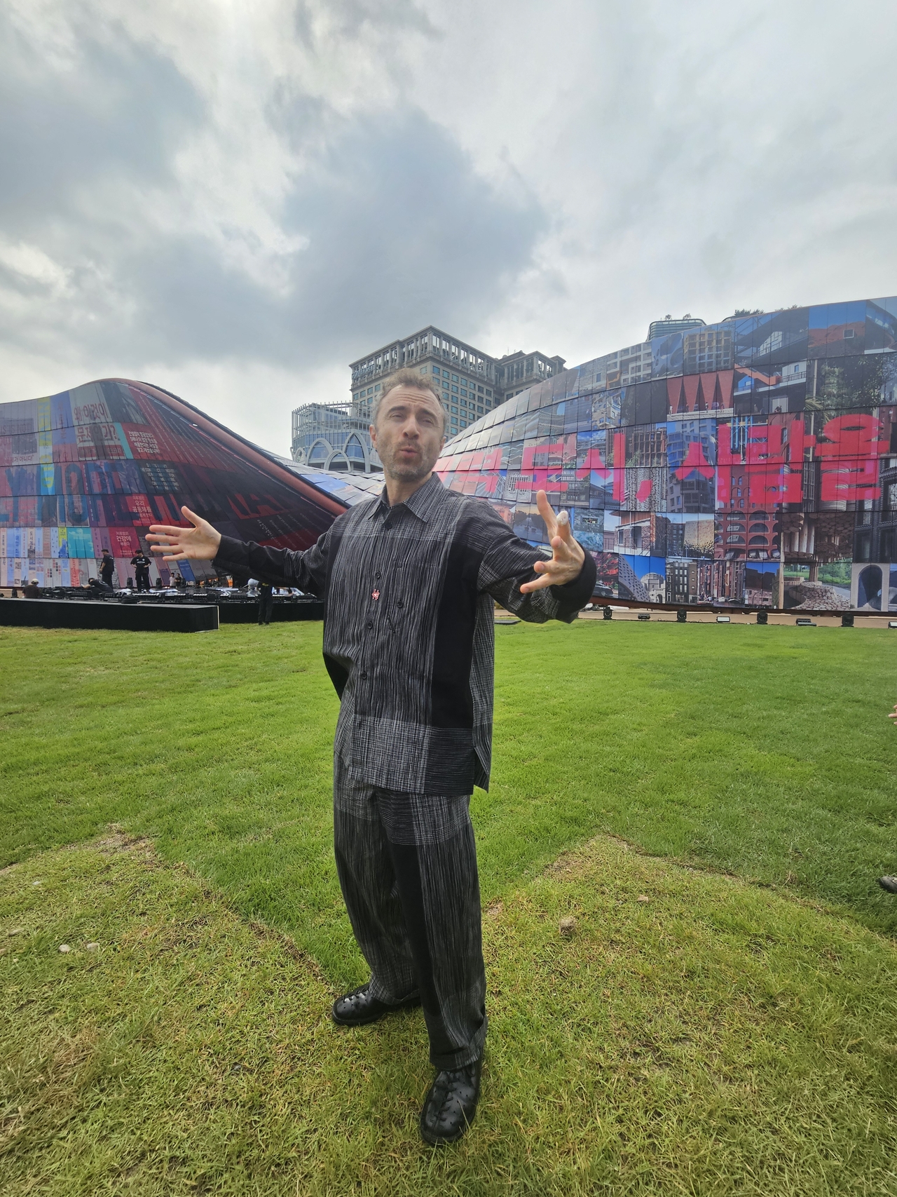 Thomas Heatherwick, general director of the 5th Seoul Biennale of Architecture and Urbanism, speaks to the press at Songhyeon Green Plaza in Seoul on Sept. 25. (Park Yuna/The Korea Herald)