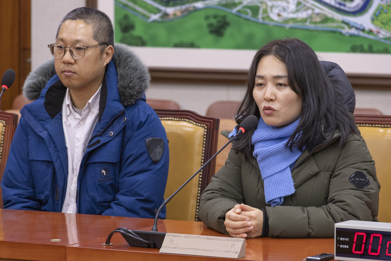 Ko Jae-seoung (left) and Kim Yu-jin, bereaved family members of the Jeju Air crash in December 2024, are seen at a meeting of the National Assembly’s special committee investigating the accident on Wednesday in central Seoul. (Yonhap)