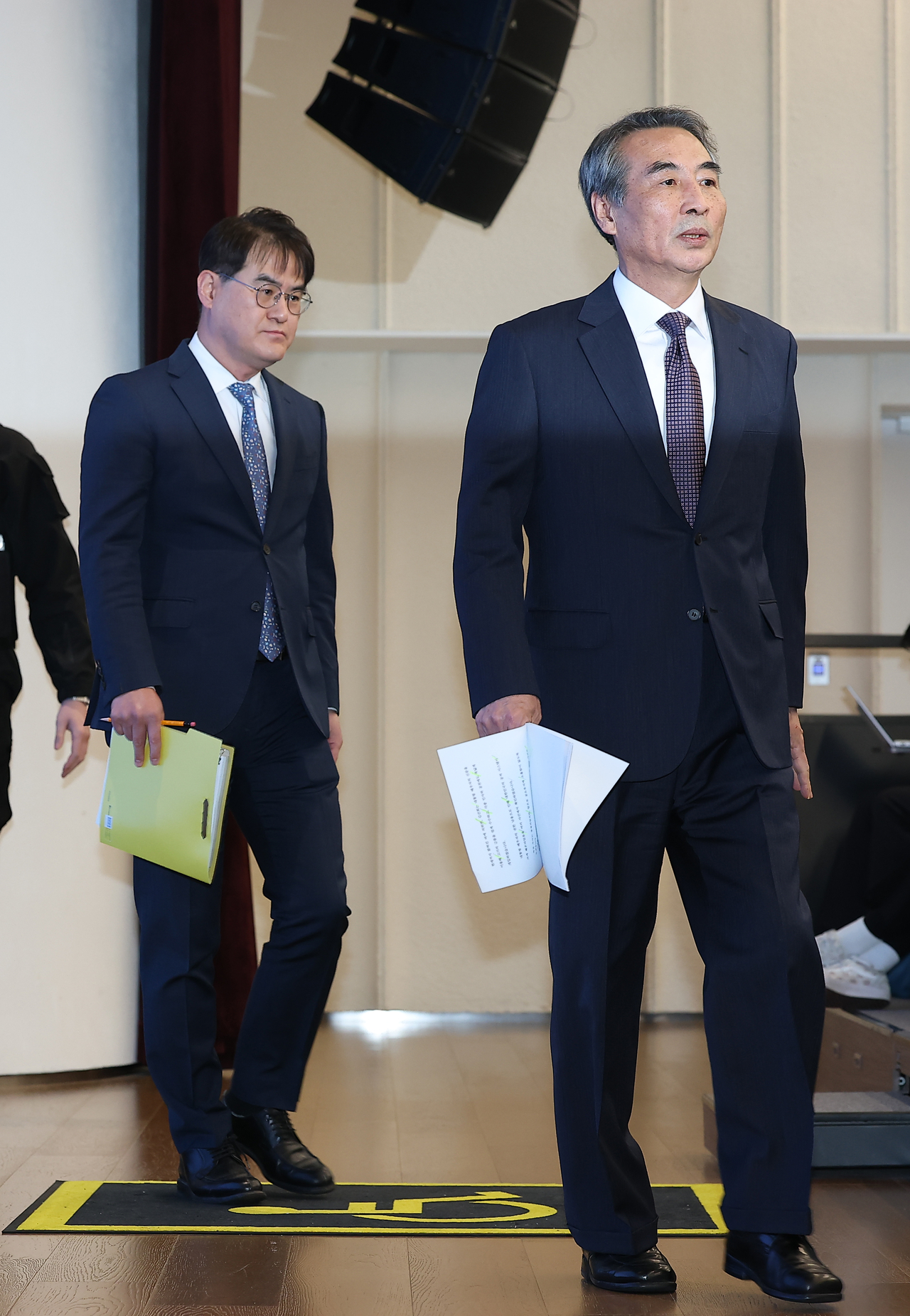 Special Counsel Min Joong-ki (right) walks into a media briefing held Monday in Seoul on his team's six-month investigation into criminal charges involving former first lady Kim Keon Hee. (Yonhap)