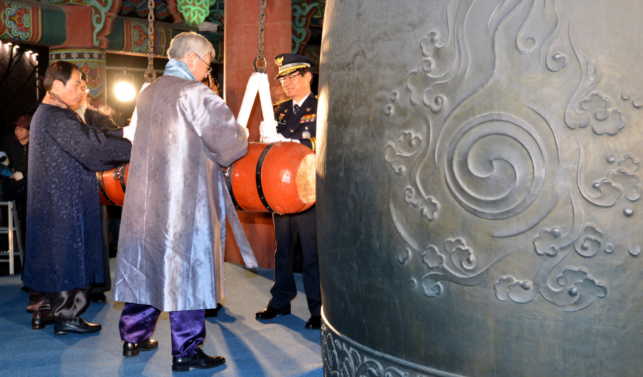 This 2013 file photo shows the New Year's bell-ringing ceremony at Bosingak in Jongno-gu, central Seoul. (Herald DB)