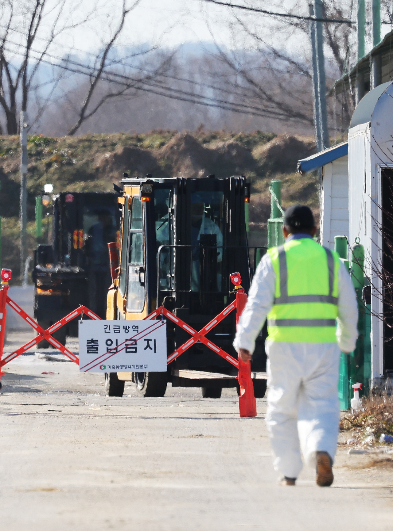 Vehicle access is restricted at a chicken farm in Pyeongtaek, Gyeonggi Province, in this photo taken Friday, after an outbreak of avian influenza at the farm. (Yonhap)