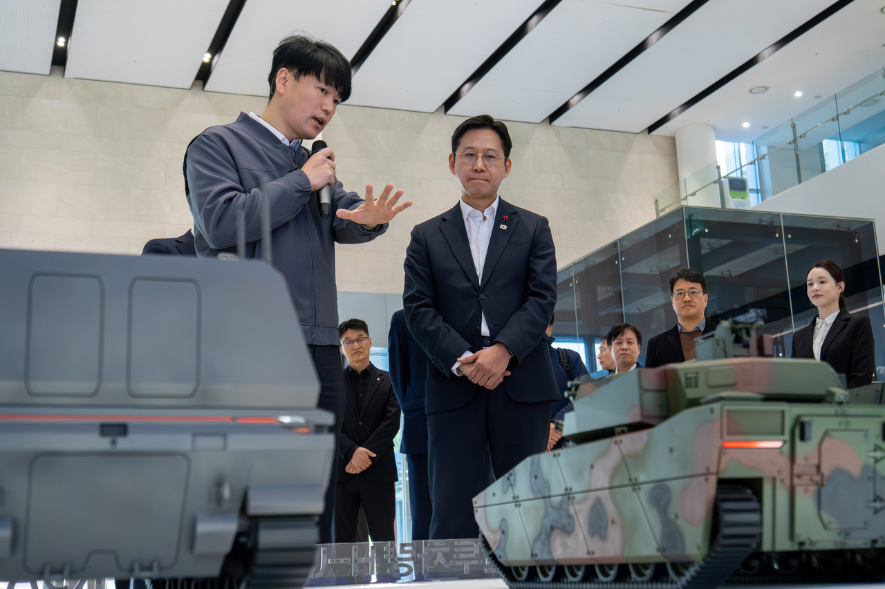 Officials of Hanwha Aerospace explain the company’s technology to Science Minister Bae Kyung-hoon (front right) during his visit to the Daejeon R&D Campus on Dec. 3. (Yonhap)