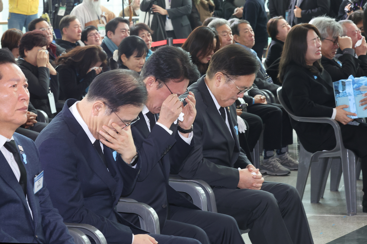 From left: Democratic Party leader Jung Chung-rae, Transport Minister Kim Yun-duk, Prime Minister Kim Min-seok and National Assembly Speaker Woo Won-shik shed tears during a memorial marking the first anniversary of the Dec. 29 passenger plane disaster at Muan International Airport in South Jeolla Province on Monday. (Yonhap)