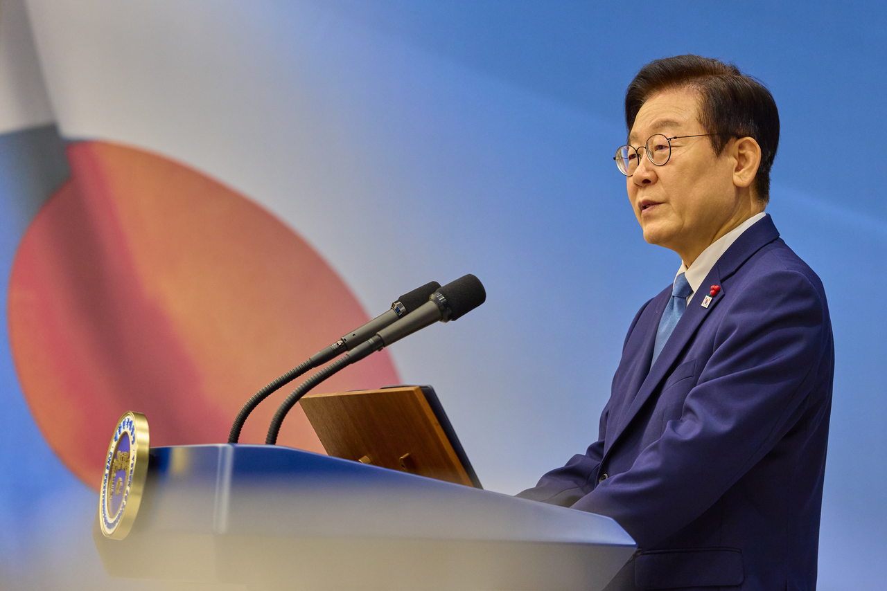President Lee Jae Myung speaks during his meeting with families of fallen officers held at the presidential office in Seoul's Yongsan district on Friday, in this photo provided by his office. (Yonhap)
