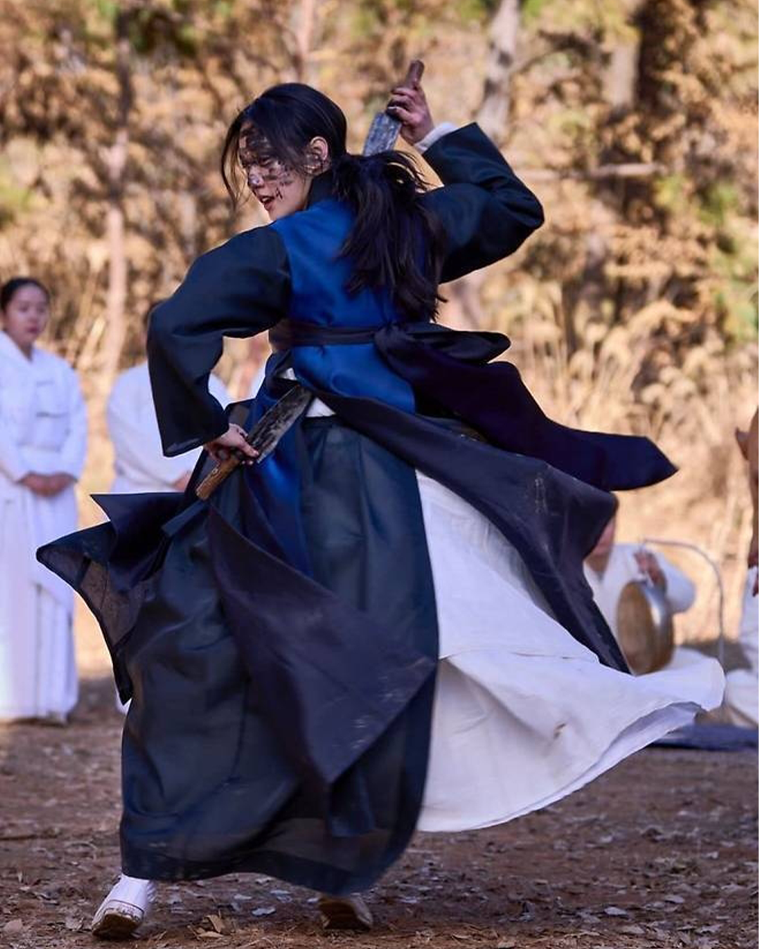 A scene from film “Exhuma,” starring Kim Go-eun as shaman (Showbox)