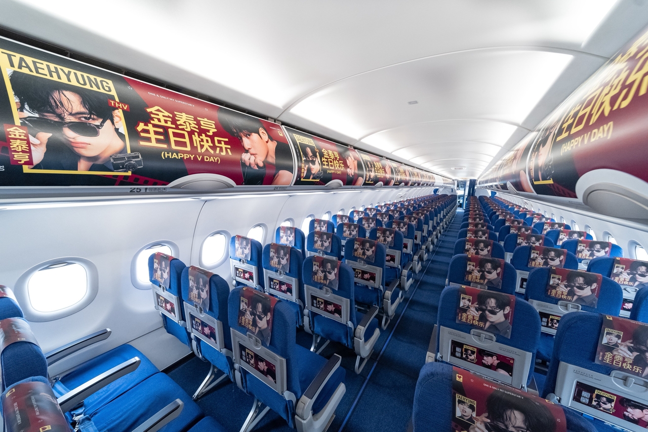 Um Airbus A320 decorado com fotos e mensagens de aniversário para V, membro do BTS. (Imagem capturada de X)