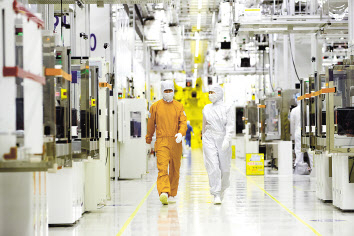 koreaherald.com - Yonhap - Industrial output expands in Nov.; retail sales post sharpest fall in 21 months