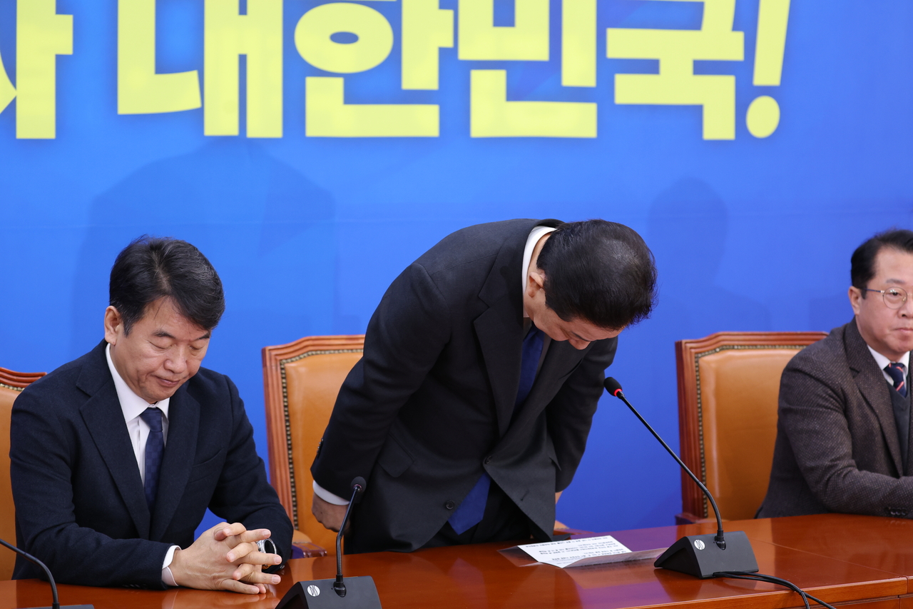 Rep. Kim Byung-kee (R), floor leader of the ruling Democratic Party, bows as he announces his resignation at the National Assembly in Seoul on Tuesday. (Yonhap)