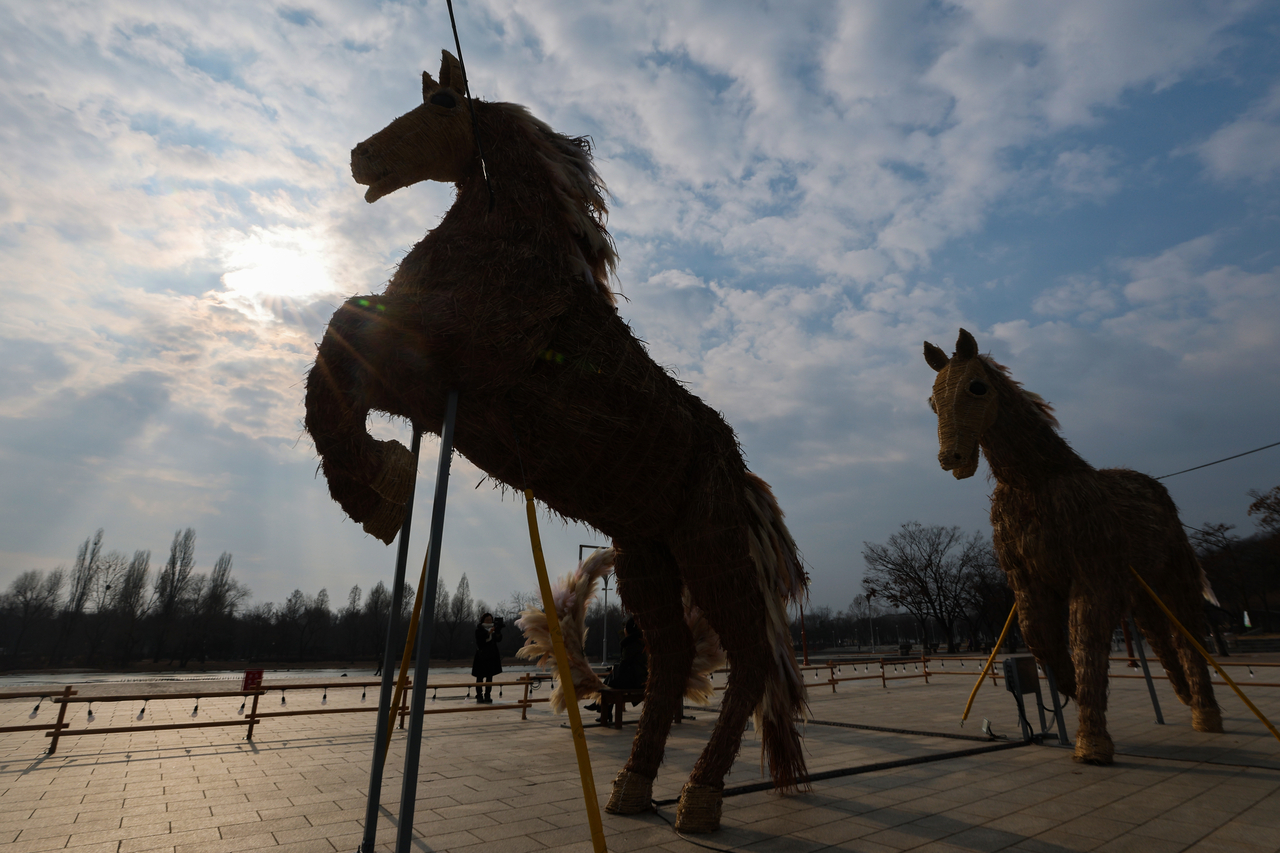 Straw horse installations stand at World Cup Park in Mapo-gu, Seoul, on Sunday. (Yonhap)