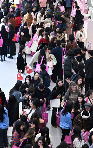 [MUSE LIVE] '한 손엔 휴대폰, 한 손엔 K-뷰티' 2000명 글로벌 인플루언... - 뉴스 썸네일 이미지