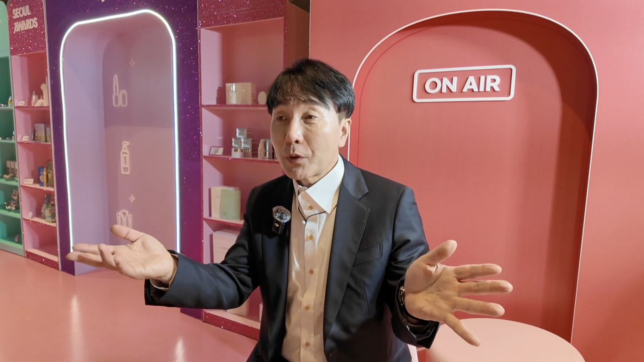 CEO Kim Hyun-woo of the Seoul Business Agency speaks during an interview with The Korea Herald at the Seoul Vibe event held at Dongdaemun Design Plaza in Seoul on Monday. (Tammy Park/The Korea Herald)