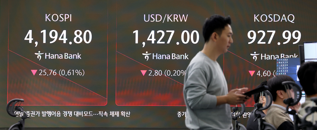 An electronic board showing the Korea Composite Stock Price Index at a dealing room of the Hana Bank headquarters in Seoul on Tuesday. (Yonhap)