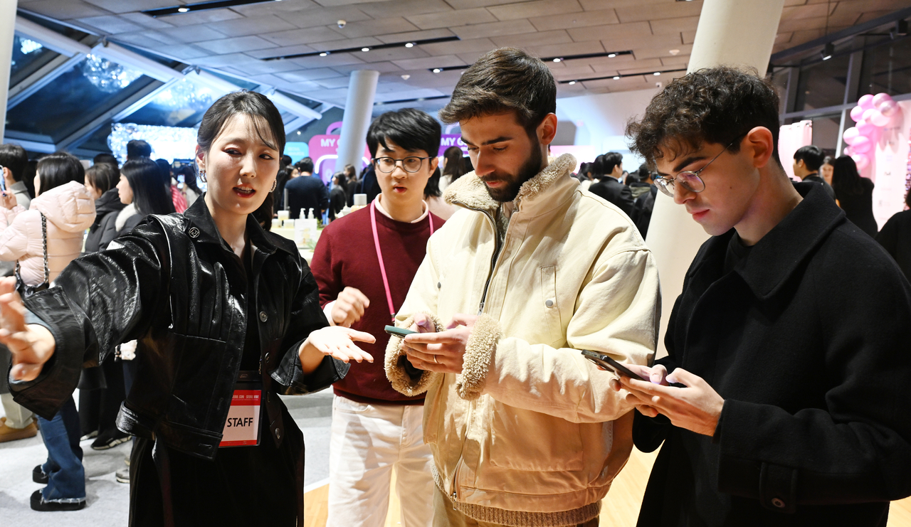 Guests explore interactive brand booths during Seoul Vibe at Dongdaemun Design Plaza in Seoul, Monday. (Yoon Byung-chan/Herald Muse)
