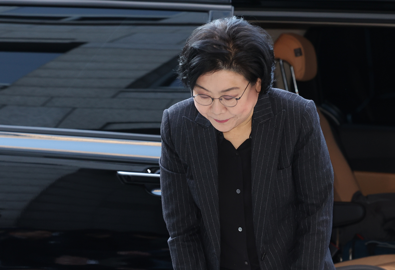 Lee Hye-hoon, nominee for budget minister, arrives at the office set up for her confirmation hearing preparations at the Korea Deposit Insurance Corporation building in Jung-gu, Seoul, on Tuesday, greeting reporters.