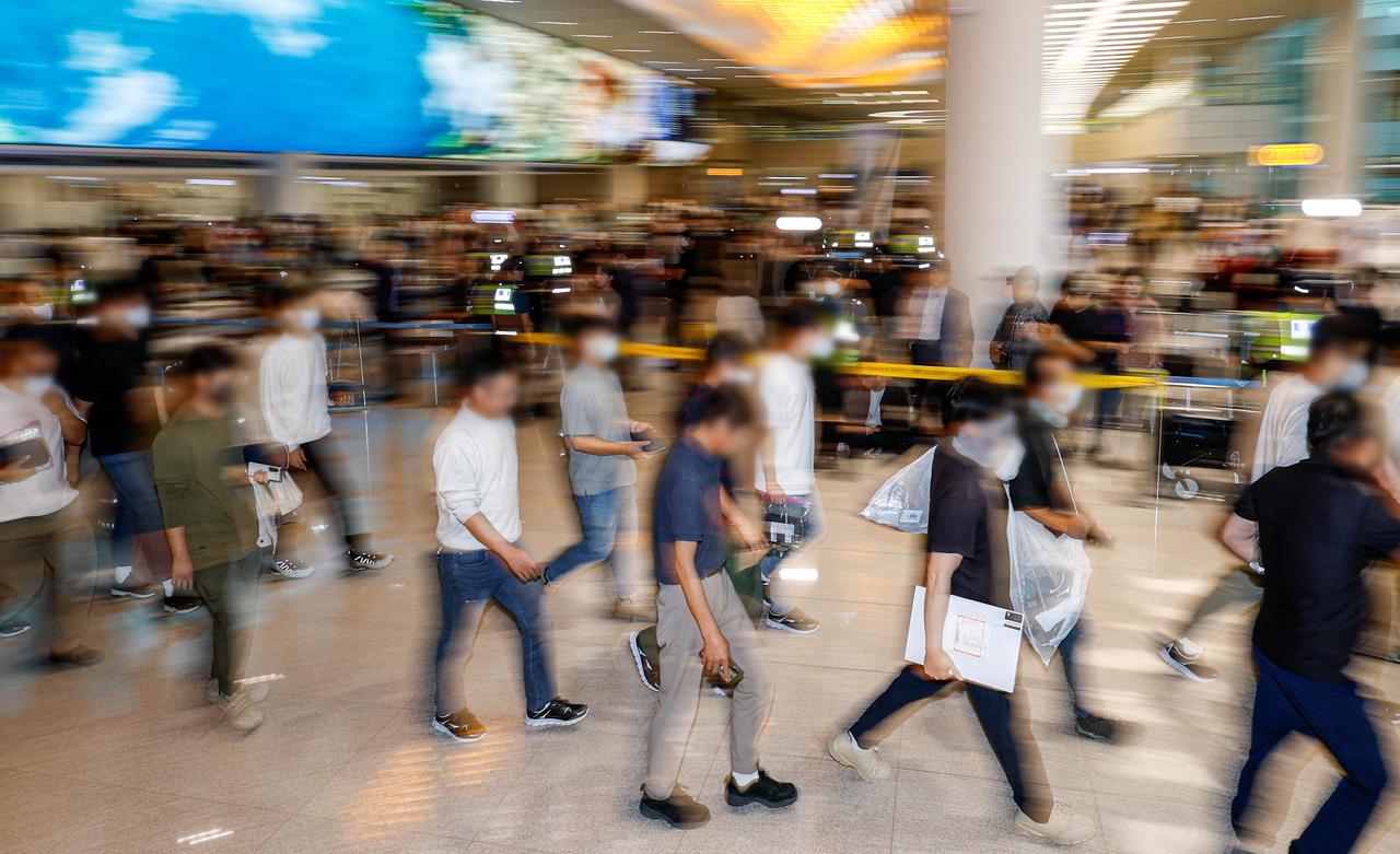 Korean workers detained by US immigration authorities arrive at Incheon International Airport on Sept. 12 after being released eight days following a raid at the Hyundai Motor Group–LG Energy Solution battery plant construction site in Georgia. (Joint Press Corps-Newsis)
