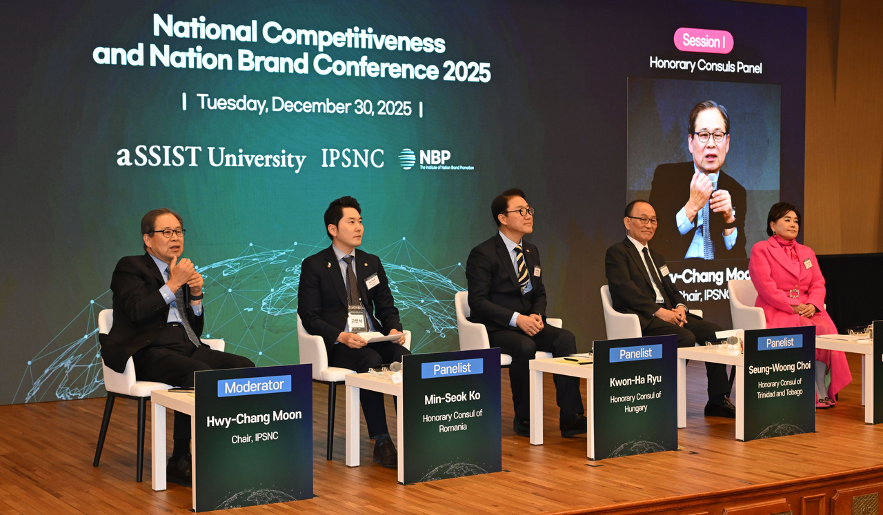 Honorary consuls take part in a panel discussion at the 10th National Competitiveness and Nation Brand Conference at the National Assembly Library in Seoul, Tuesday. (Lee Sang-sub/The Korea Herald)