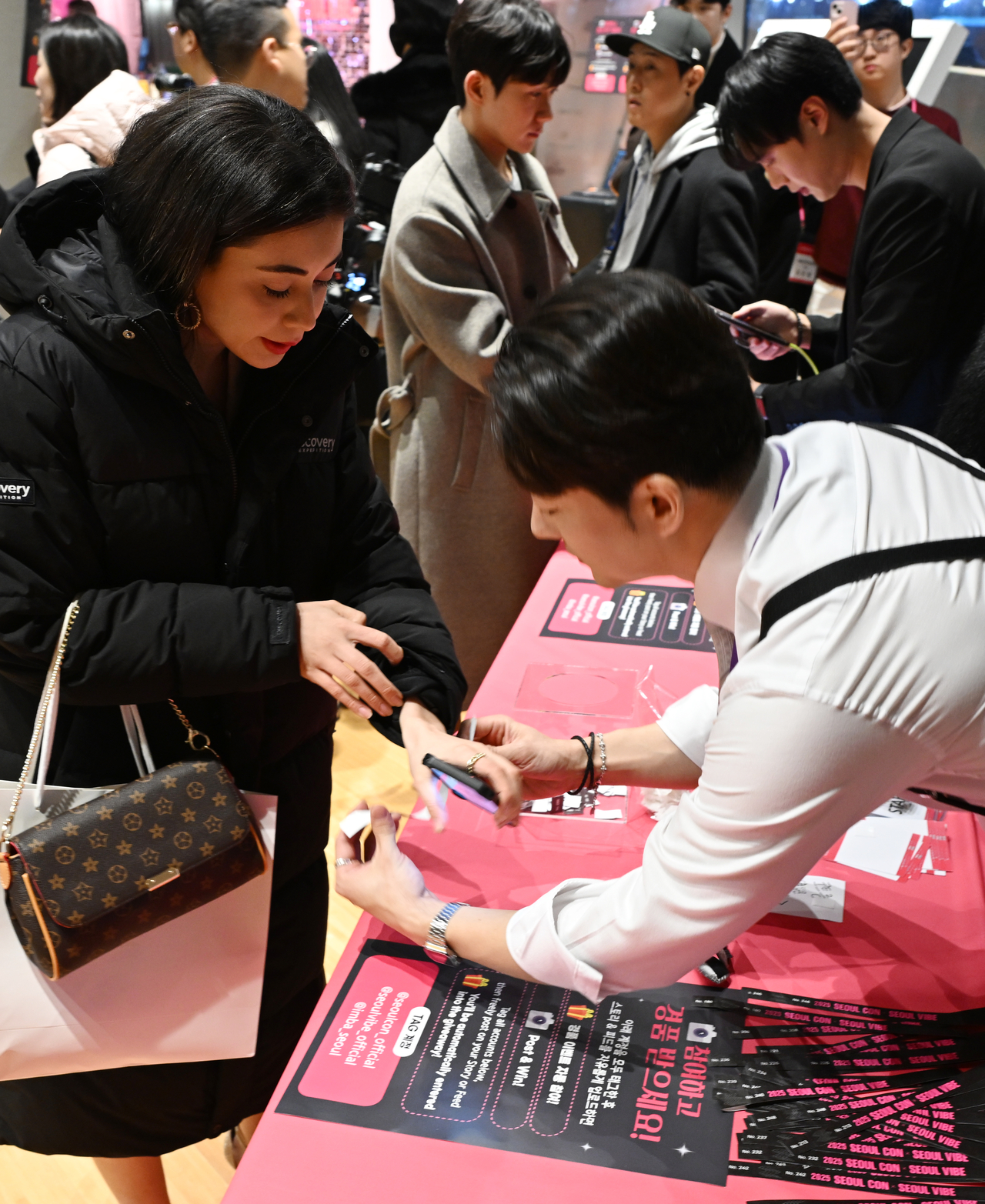 Guests attend Seoul Vibe at Dongdaemun Design Plaza in Seoul on Monday. (Yoon Byung-chan/Herald Muse)