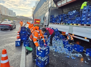 Beer truck spills hundreds of boxes on expressway, prompting 7-hour cleanup
