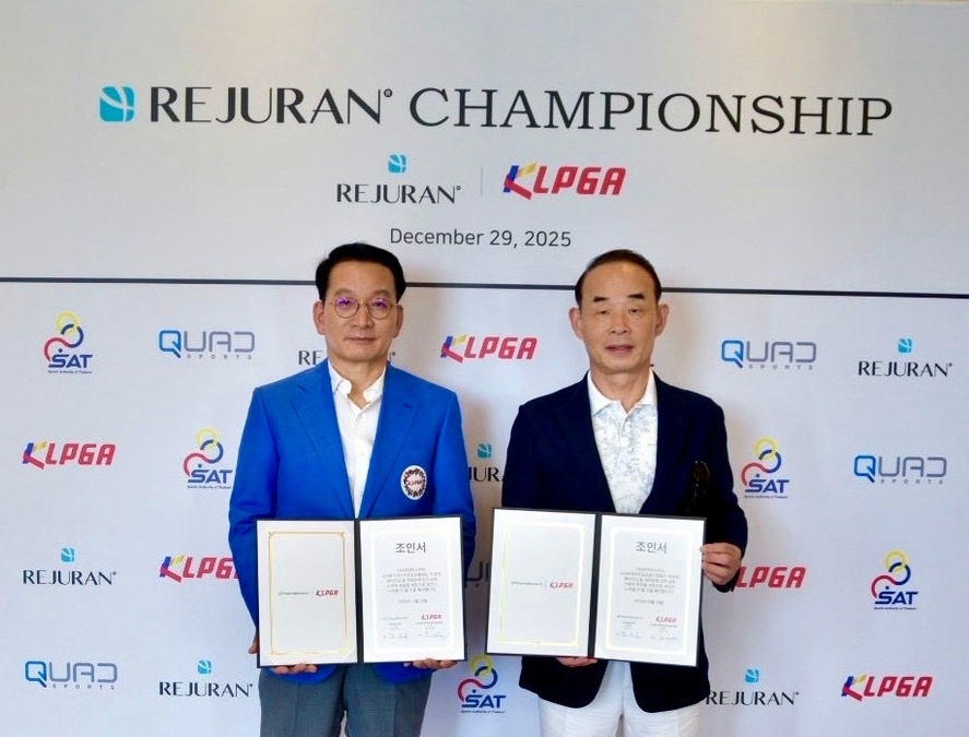 김상열 KLPGA 회장(왼쪽)과 정상수 파마리서치 회장이 리쥬란 챔피언십 조인식에서 기념 사진을 촬영하고 있다.