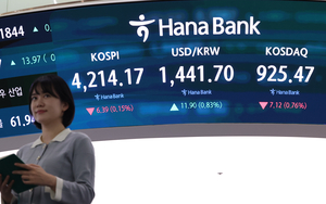 Seoul shares slip in final 2025 session despite chip gains