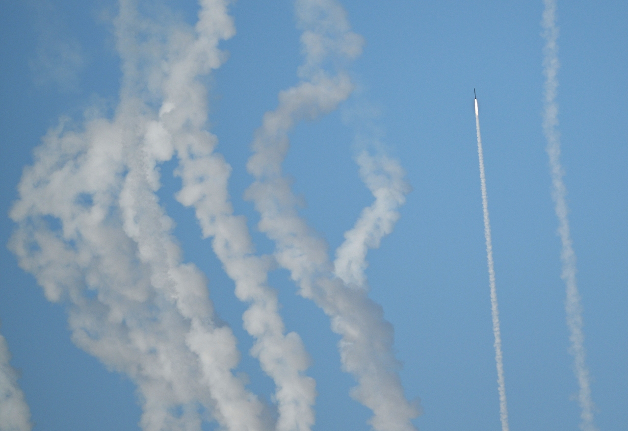 Chinese People's Liberation Army soldiers fire a rocket into the air as they conduct military drills on Pingtan island, in eastern China's Fujian province, the closest point to Taiwan, Tuesday. (AFP-Yonhap)