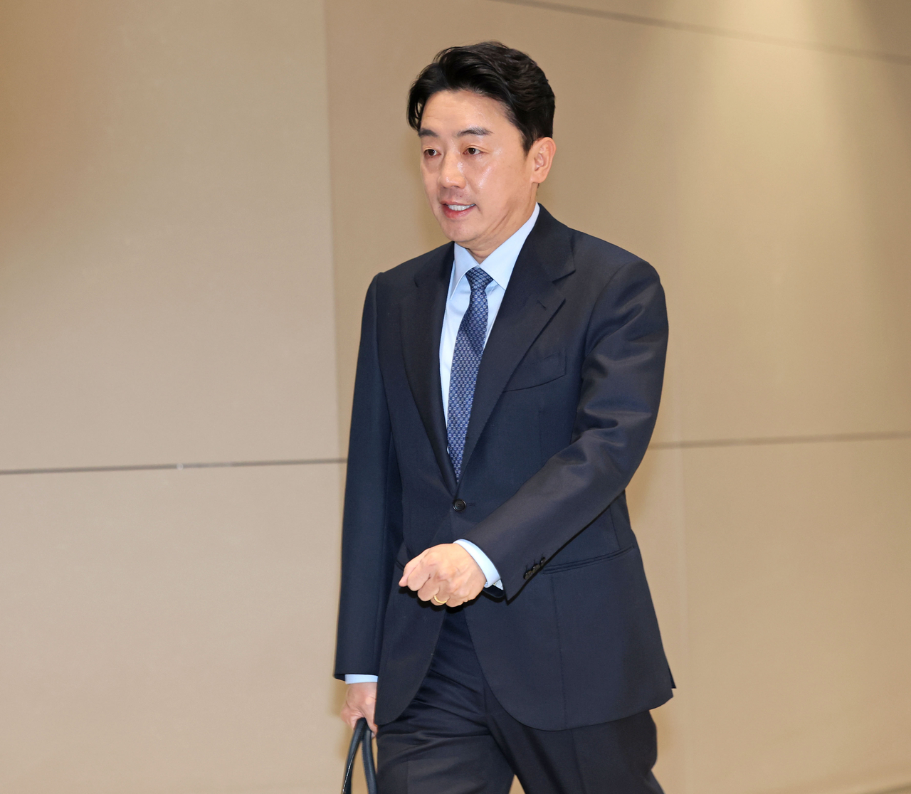 Presidential chief of staff Kang Hoon-sik arrives in South Korea after his trip to Poland on Tuesday. (Yonhap)