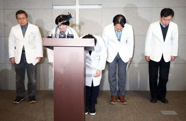 지난 2017년 12월 17일 오후 서울 이대목동병원에서 정혜원 병원장(가운데)과 관계자들이 전날 오후 9시부터 11시까지 2시간 동안 이 병원 인큐베이터에 있던 신생아 4명이 잇따라 숨진 사건이 발생한 것과 관련해 허리 숙여 사과하고 있다. [연합]