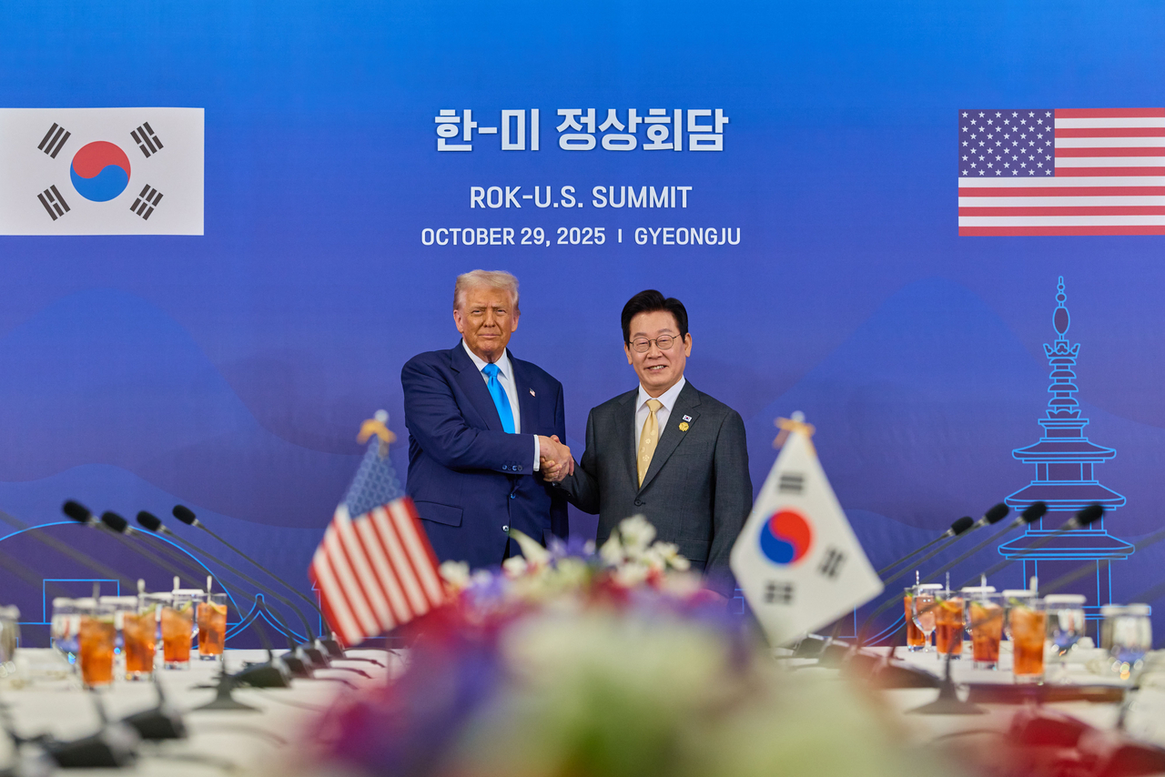 South Korean President Lee Jae Myung (right) and US President Donald Trump pose for a photo during their summit at the Gyeongju National Museum in North Gyeongsang Province on Oct. 29. (Presidential Office)
