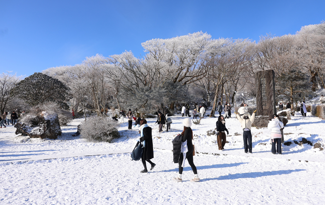 Tourists are seen Saturday on Hallasan, Jeju Island, the highest mountain in South Korea. (Yonhap)