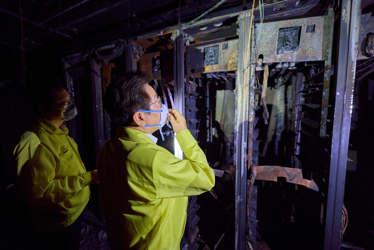 This file photo provided by the presidential office shows President Lee Jae Myung (C) taking a look around the National Information Resources Service in the central city of Daejeon on Oct. 10, following a fire at the data center. (Yonhap)