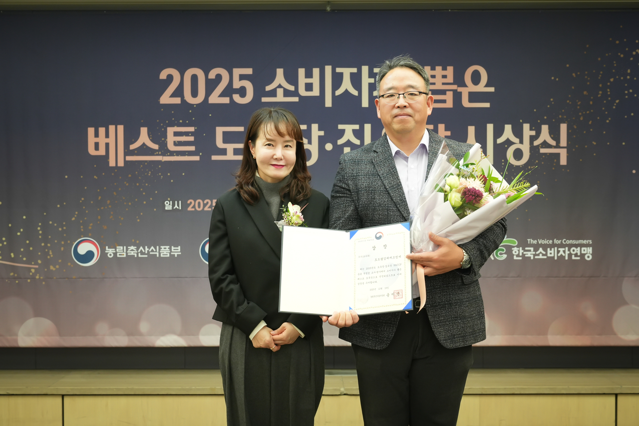 정혜선 농림축산검역본부 동물질병관리부 사무관(왼쪽)과 김승규 도드람김제FMC 생산총괄부장이 기념 촬영을 하고 있다. [도드람 제공]