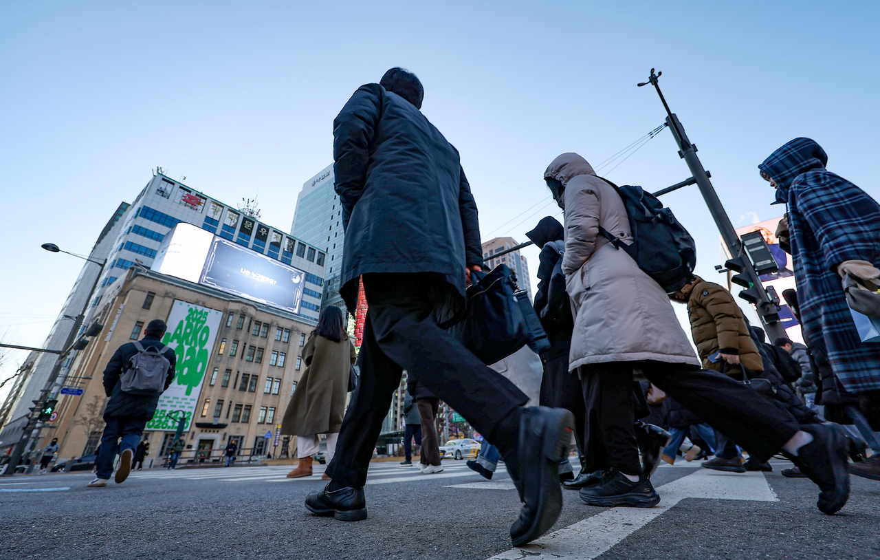People move through central Seoul on New Year's Eve 2025. (Yonhap)