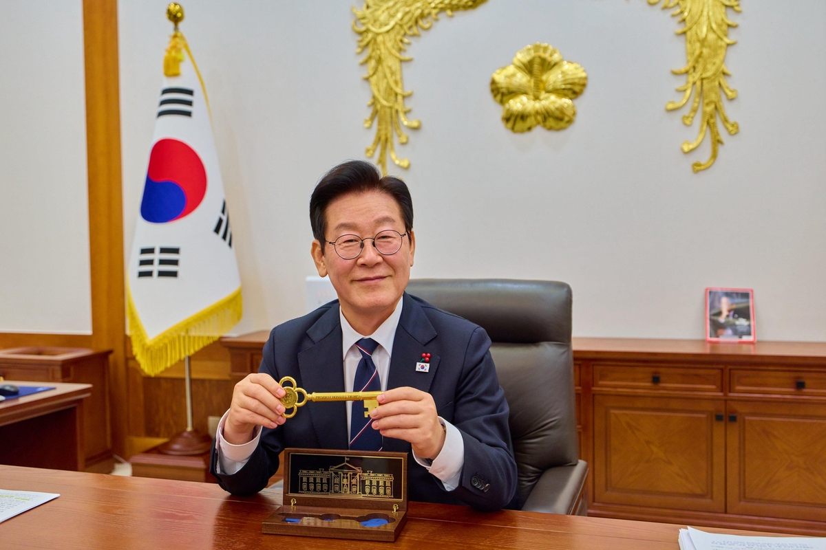President Lee Jae Myung holds a specially designed golden key gifted by U.S. President Donald Trump, in this photo posted on his X account on Tuesday. (Yonhap)