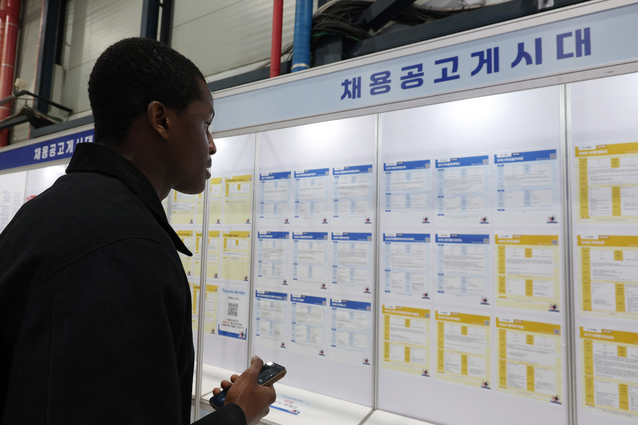 Jobseekers look at a job board on Dec. 20 at a job fair held in Gangnam-gu, Seoul. (Yonhap)