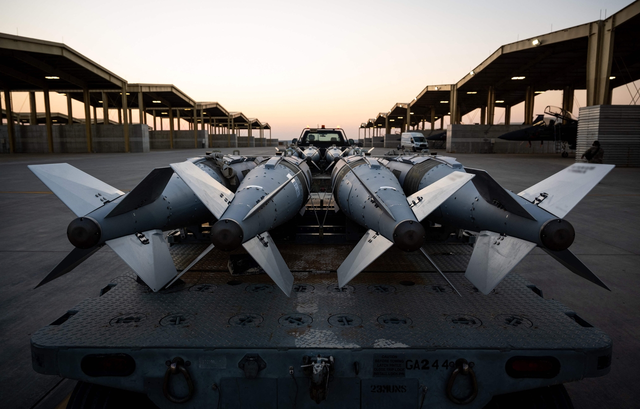 US airmen prepare on Dec. 18 to load GBU-31 munition systems onto F-15E Strike Eagles within the US Central Command area of responsibility at an undisclosed location, in support of Operation Hawkeye Strike in Syria. (AFP-Yonhap)