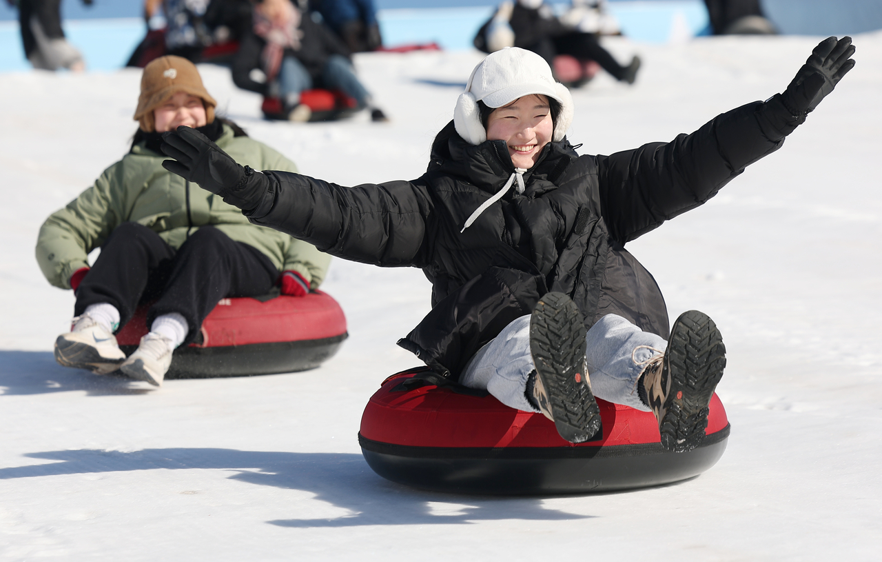 Trải nghiệm trượt tuyết bằng phao tại Yeouido Hangang Park mùa đông Seoul