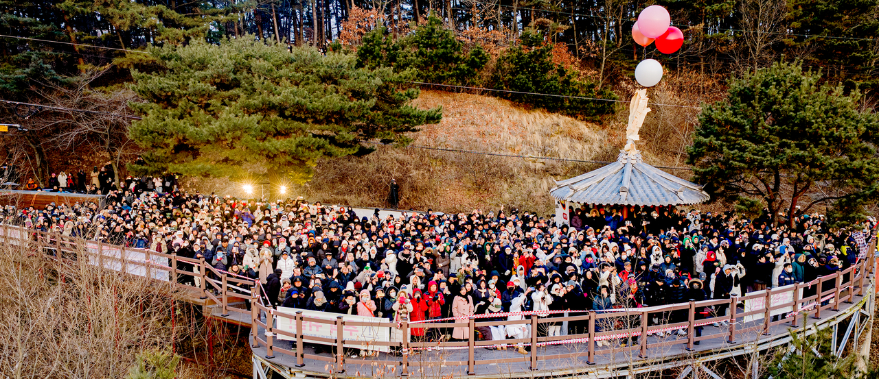 People watch the first sunrise of 2026 from the sunrise observatory at Songju mountain in Boryeong, South Chungcheong Province. (Boryeong city, Yonhap)