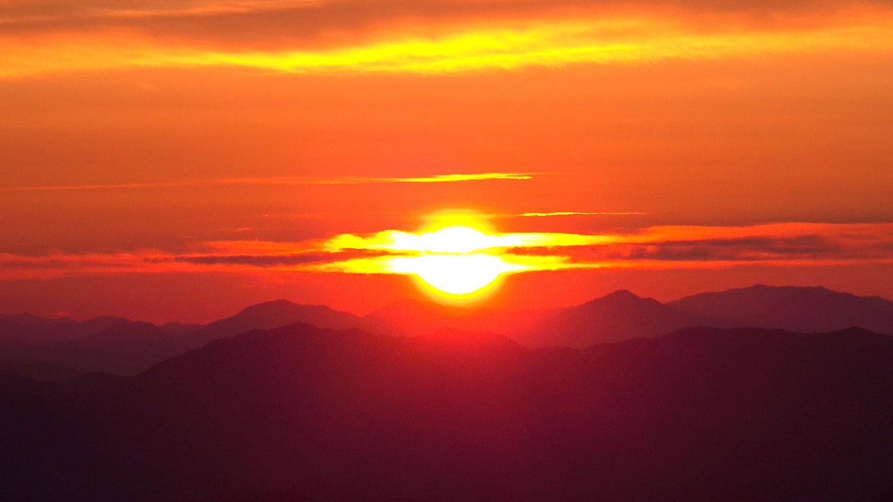 The first sun of the year rises over the summit of Gamak mountain in Geochang county, South Gyeongsang Province on Thursday. (Geochang county, Yonhap)