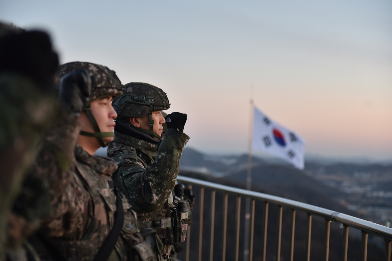 Soldiers of the Imjin River Battalion under the 9th Infantry Division vow to strengthen military readiness while watching the New Year’s sunrise  at Odusan Unification Observatory in Paju, Gyeonggi Province.  (The 9th Infantry Division, Yonhap)