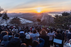 Greeting first sunrise, making new year's resolutions