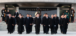 Lee begins new year with visit to national cemetery