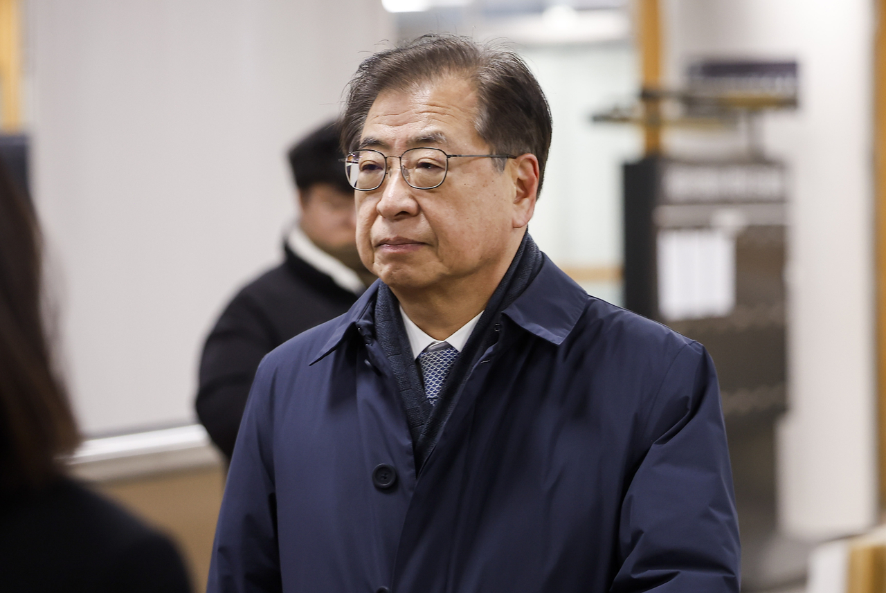 Former national security adviser Suh Hoon enters the courtroom at the Seoul Central District Court on Dec. 26. (Yonhap)